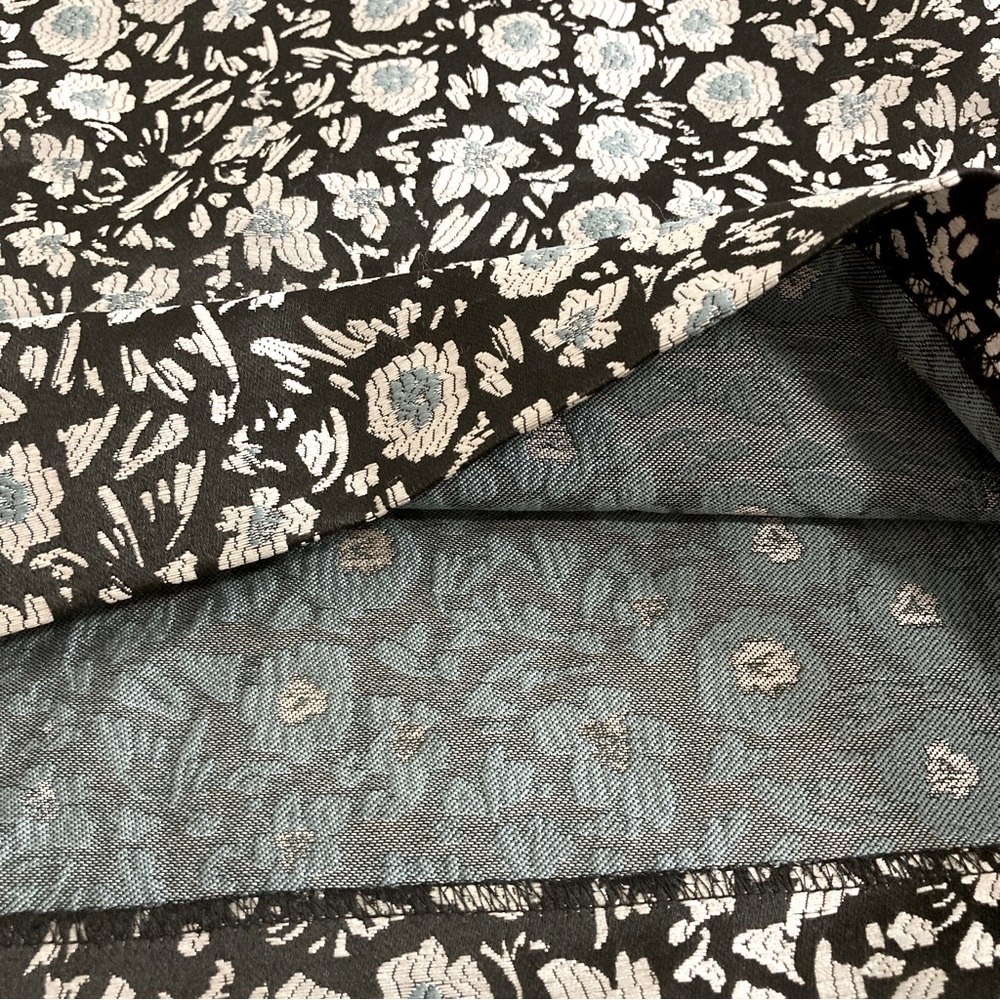 Ann Taylor LOFT Black, Blue, & Metallic Silver Floral Print Mini Skirt - Size 2 - Picture 8 of 9